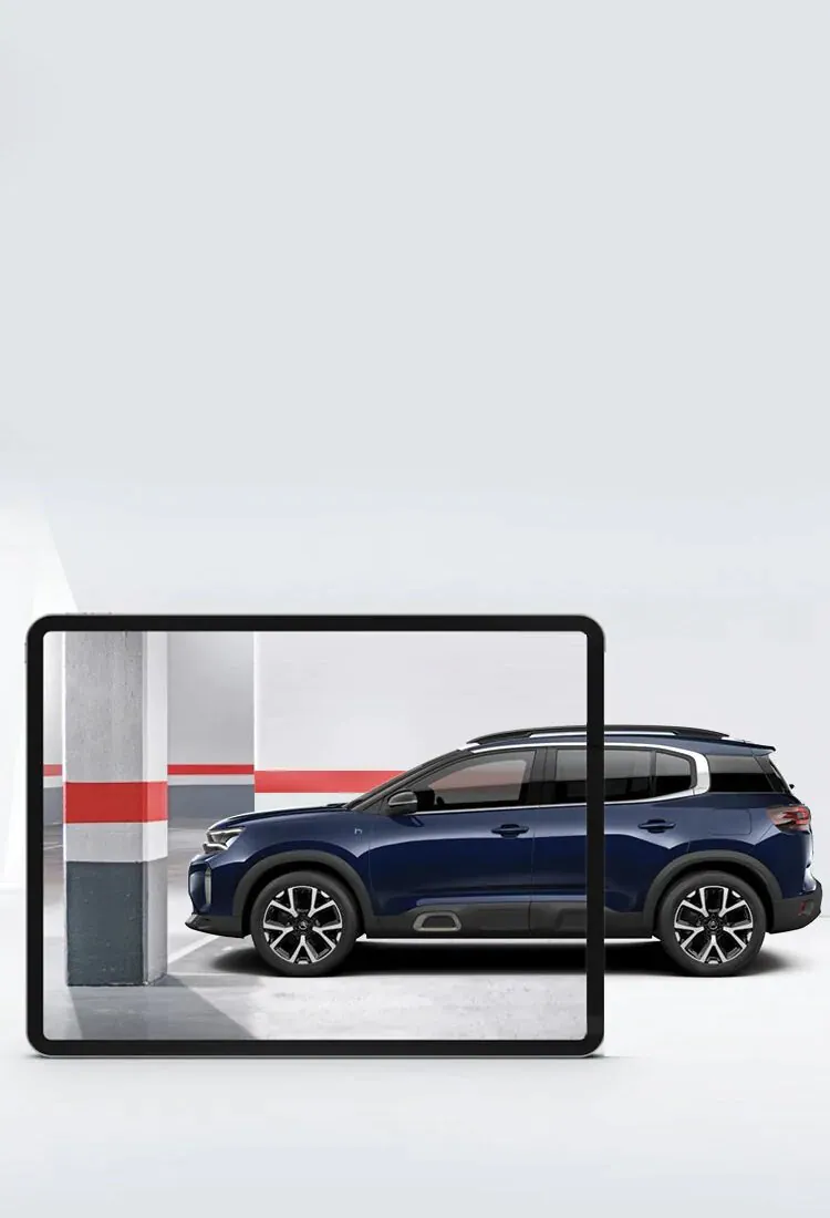 C5 Aircross dans parking sur fong gris