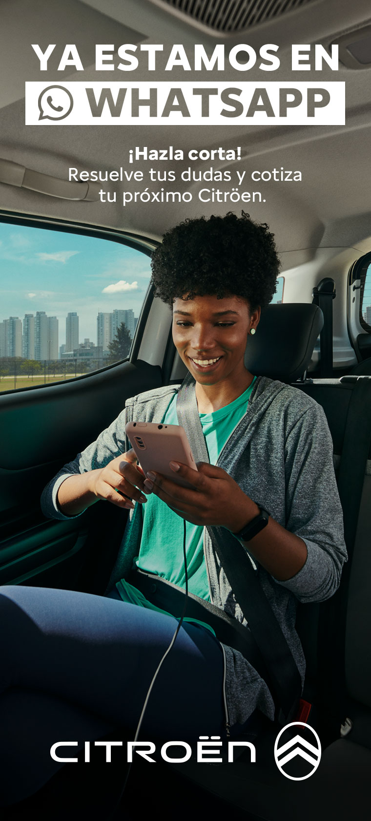 C5 Aircross dans parking sur fong gris