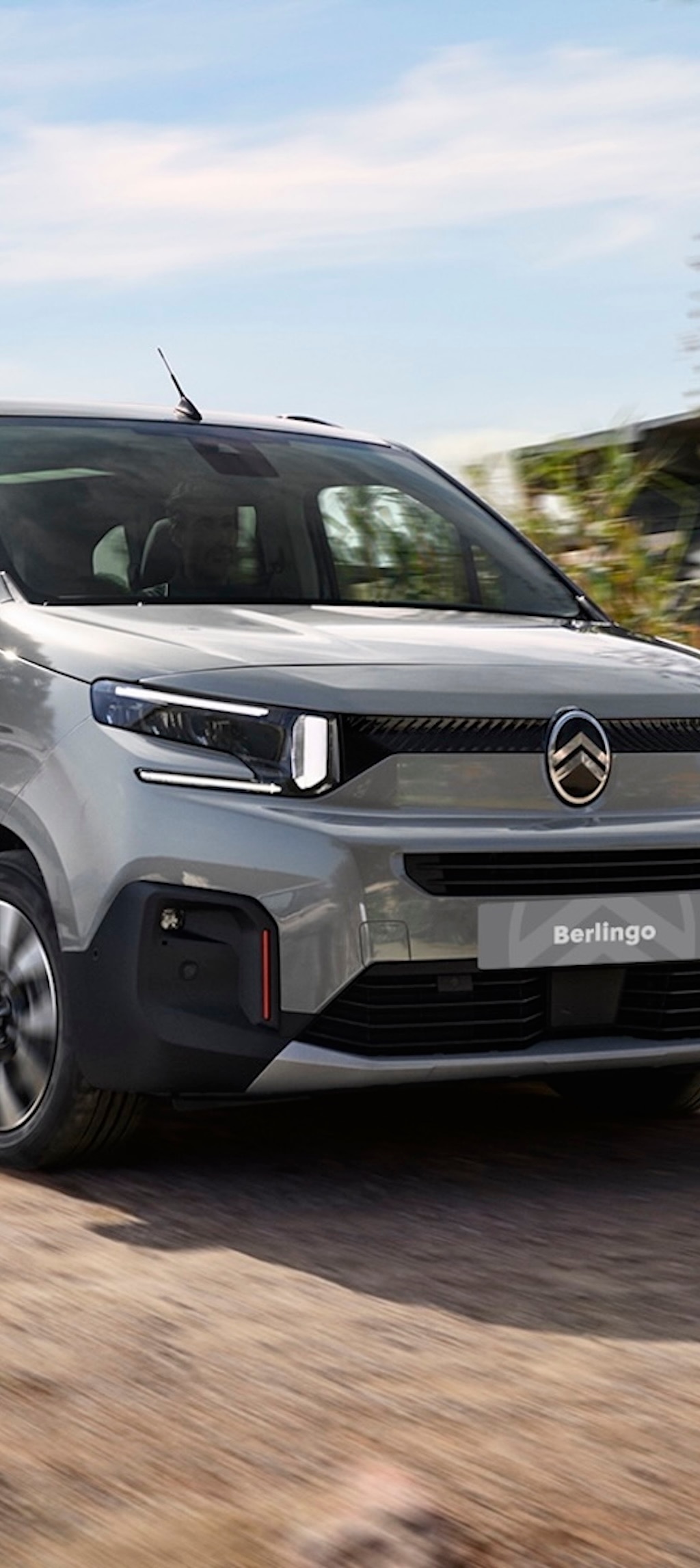 Spacetourer avanzando en una carretera