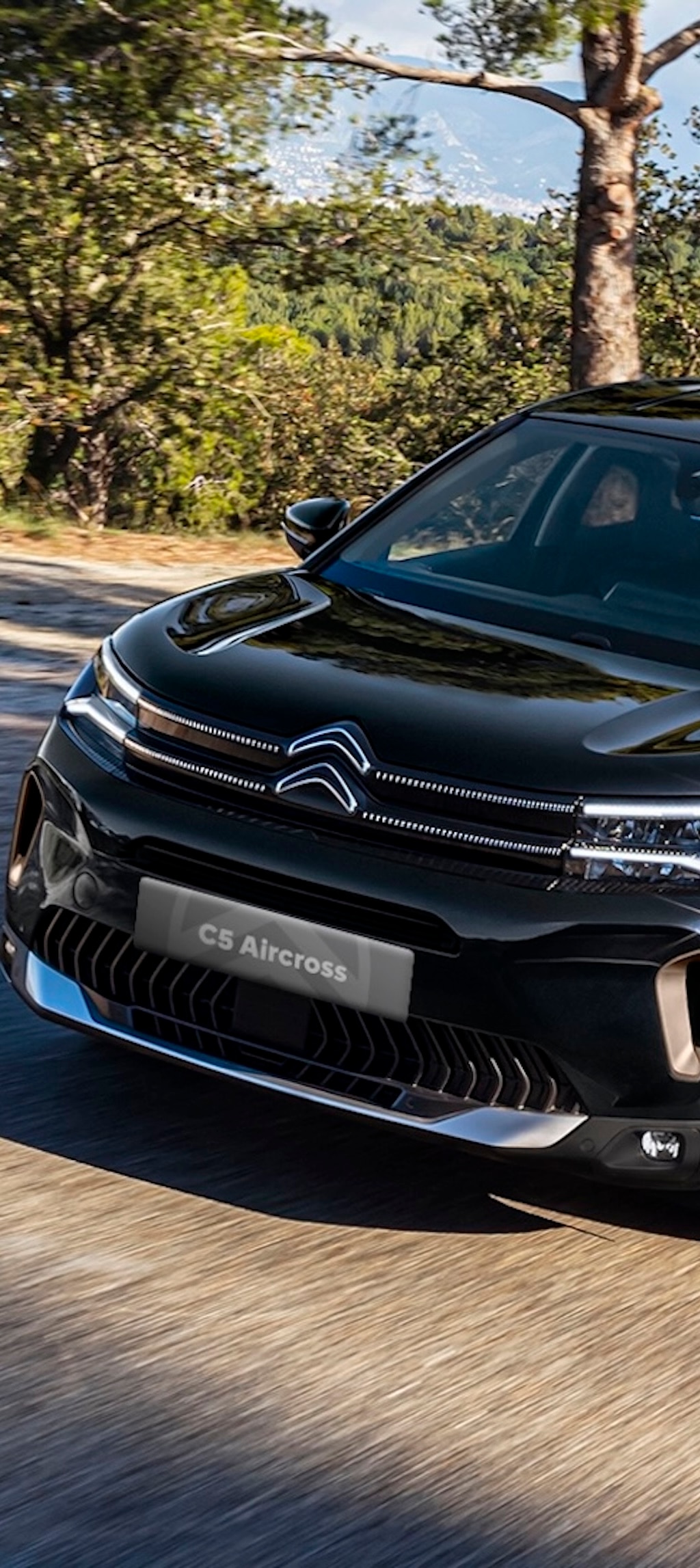 Citroën C5 Aircross SUV en movimiento sobre la arena