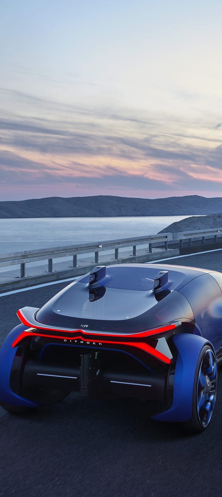 Imagen de un vehículo azul Citroën mostrando su icónico logo cromado